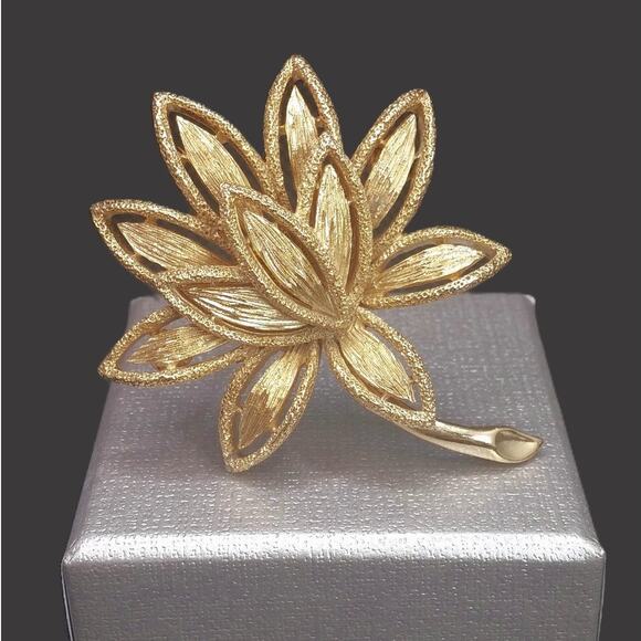 Avon Lotus Brooch Precious Pretenders Vintage Blossom Pin Textured Gold Tone 70s - Picture 9 of 10